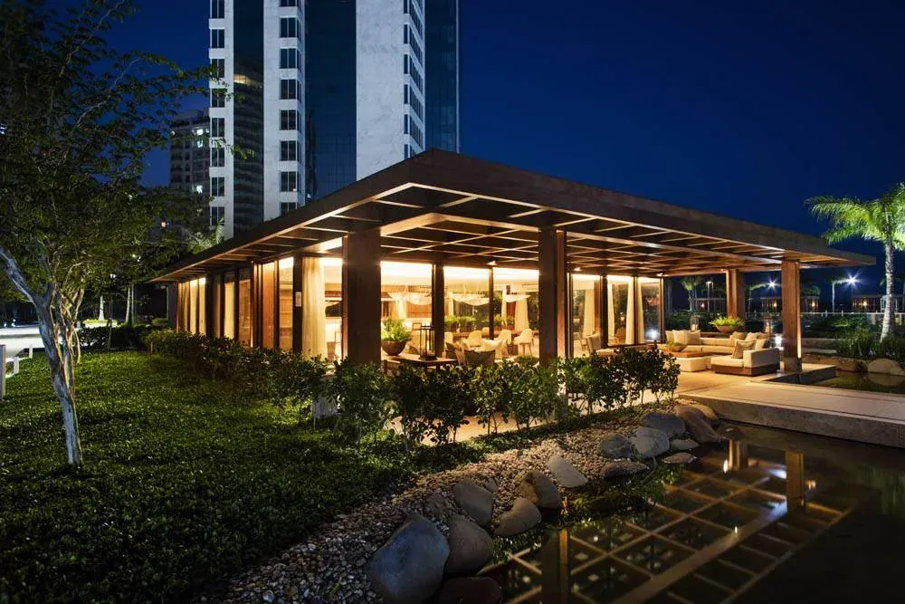 Edícula lounge à noite — Riserva Golf