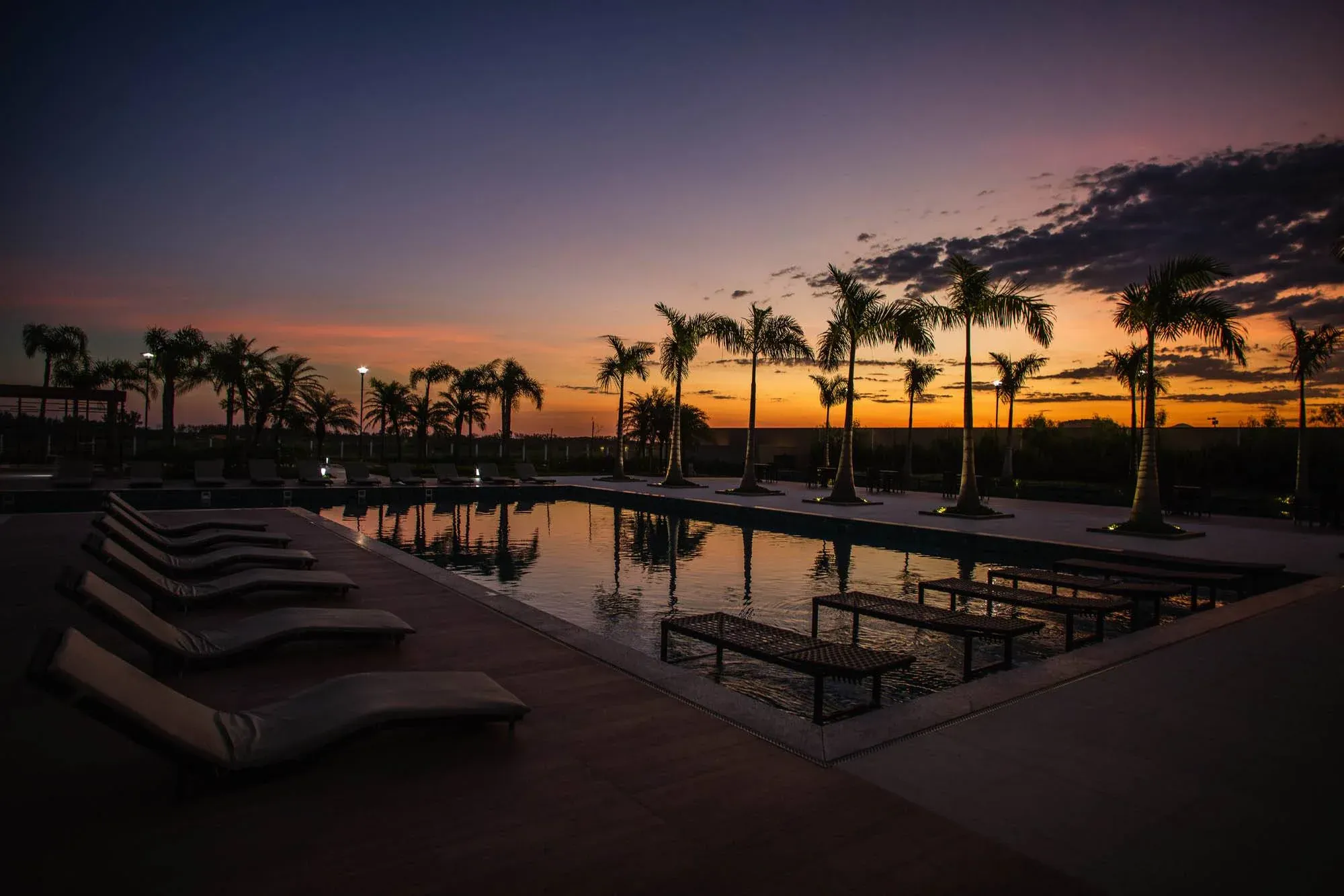 Piscina ao pôr do sol — Riserva Golf