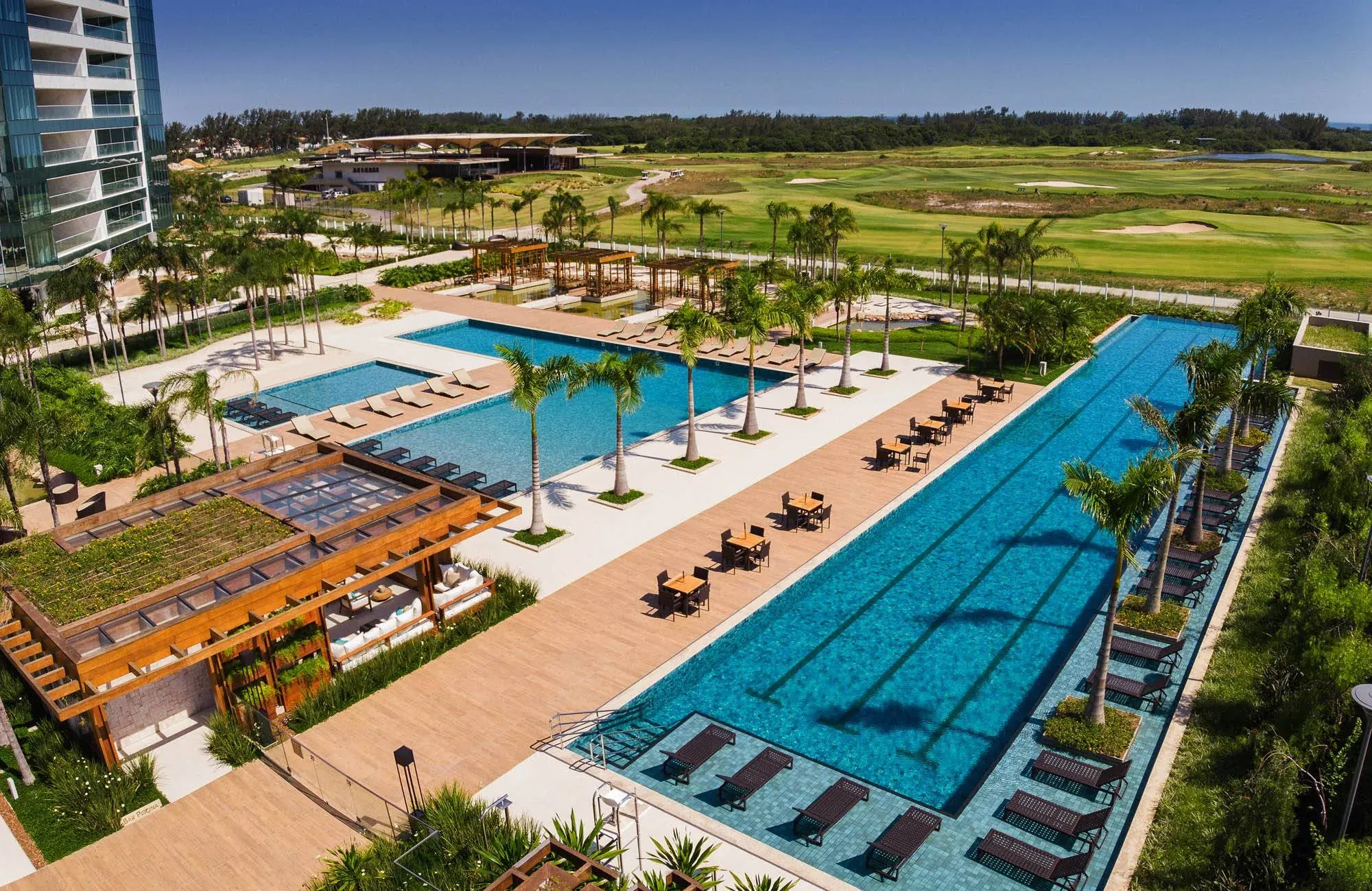 Vista aérea das piscinas do Riserva Golf, com o campo de golfe ao fundo